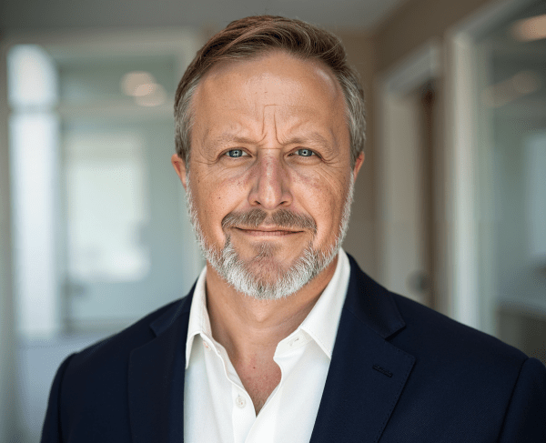 Headshot of Andrew Churchill, Qlik.